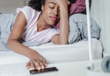 5 поширених ранкових звичок, які насправді псують ваш сон