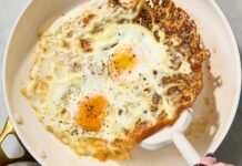 De onverwacht heerlijke upgrade naar gebakken eieren: hete honing en mozzarella