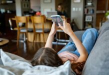 Умеренное использование социальных сетей связано с лучшим психическим здоровьем подростков: новое исследование