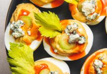 Яйця, фаршировані сирним соусом з буйвола та блакитним сирним соусом: вибух смаку